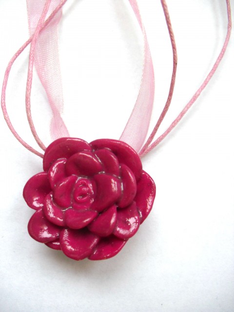 Fimo růže dárek růžová přívěšek růže fimo hotová šňůrka stříbrné komponenty 