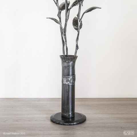Kovaná váza (ke kytici růží) 