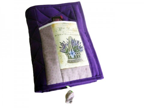 Voňavý obal na knihu s kapsou dárek zelená levandule fialová vůně patchwork bavlna autorský originál smetanová kapsa obal na knihu jediný 