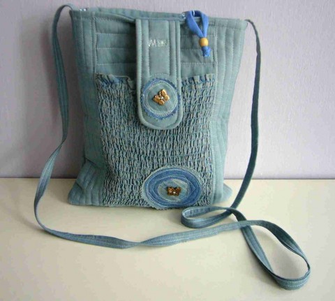 Džínová kabelka  s motýlky kabelka dárek modrá bavlna autorská originál motýlci knoflíky pevná jediná neopakovatelná patchwork-quilting džínová kapsy 