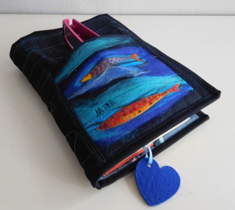 Obal na knihu - moře dárek modrá bavlna pestrá taštička autorská tyrkysová vlna plstění originál rybičky psaníčko obal na knihu jediná patchwork-quilting 