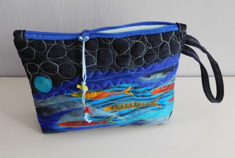Originální taštička - moře kabelka dárek modrá bavlna pestrá taštička autorská tyrkysová vlna plstění originál rybičky psaníčko jediná patchwork-quilting 
