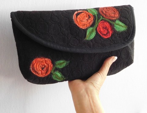 Originální psaníčko - růže kabelka červená dárek zelená bavlna černá růže vlna originál autorské psaníčko fleece patchwork-quilting felting 