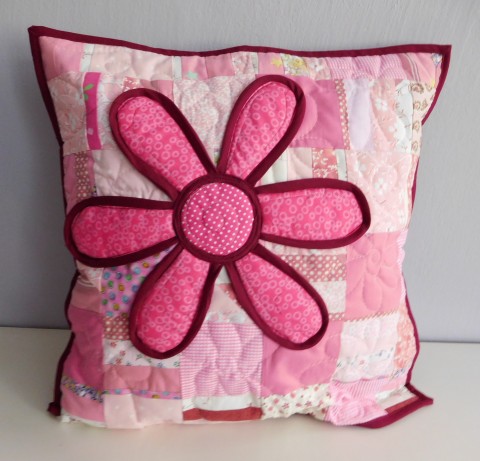 Polštář - patchwork s květinou květina růžová bavlna bílá polštář povlak autorský originál jediný patchwork- quilting 