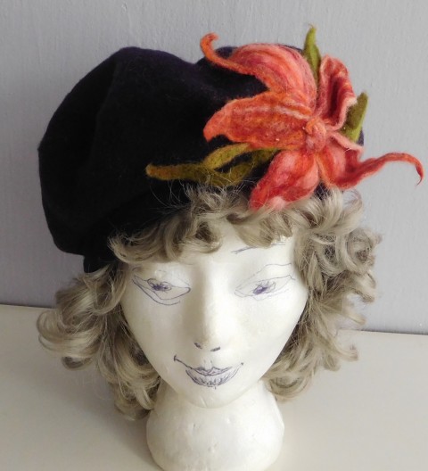 Vlněný baret květina čepice baret autorský originál felting vna bordófialová 