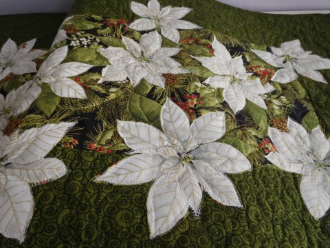 Vánoční běhoun - poinsettie domov dárek zelená zlatá prostírání ubrus bílá květiny běhoun stůl originál patchwork-quilting autorský jediný poinsettie vánoce bavlna 