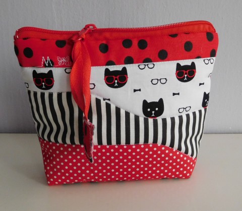 Kočky, pruhy, puntíky - taštička kabelka červená dárek patchwork bavlna kočka barevná taštička puntíky kapsičky crazy kapsička originál jediná černá. bílá 