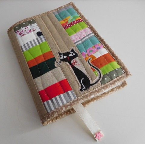 Kočky a patchwork - obal originální dárek patchwork bavlna přírodní kočky barevný autorský knoflíčky obal na knihu pevný jediný 