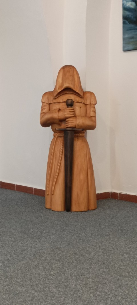Tajemný mnich socha interiér exteriér mnich 