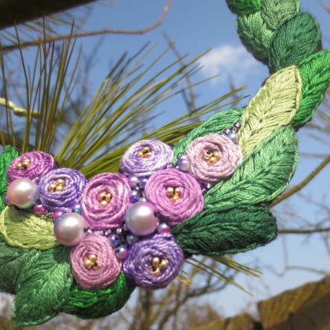 Náhrdelník v barvách fialek... náhrdelník korálky doplněk vyšívání romantika luxusní originál fialky handmade ruční práce 