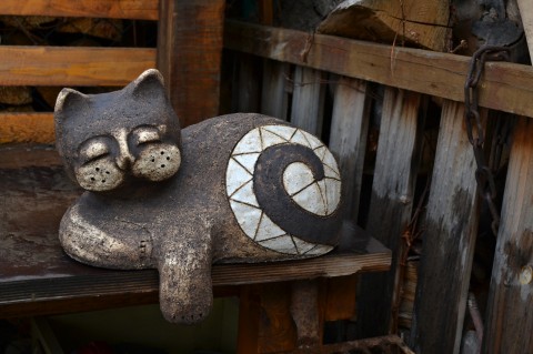 Keramická kočka ležící velká dekorace kočka kocour kotě spící spánek odpočinek parapet 
