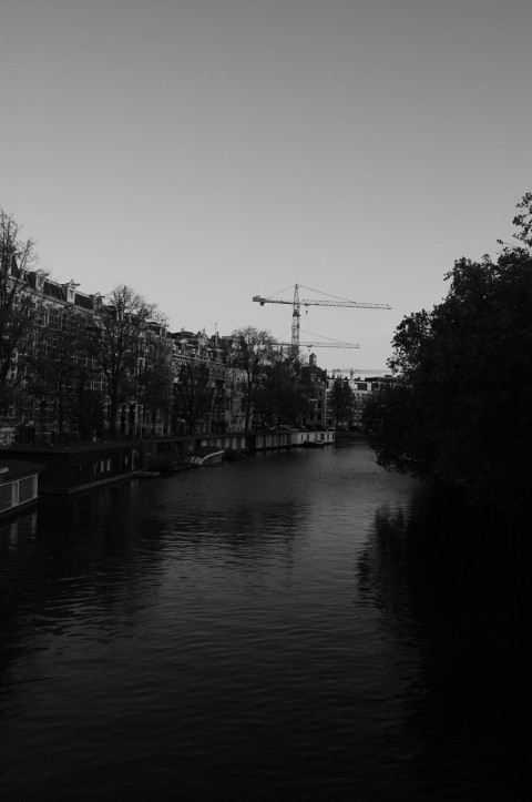 Across the river fotografie černobílá 
