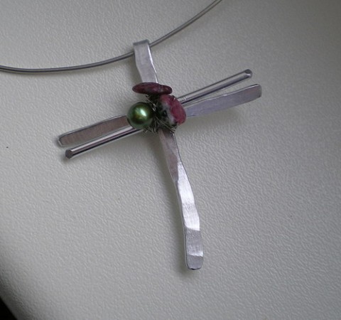 Rubíny pro Beránka náhrdelník kříž tepané říční perla aluminium rubín ve fuchsitu 