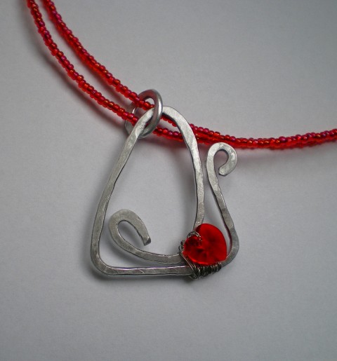 V labuti bije Swarovski červená náhrdelník rokajl krystal nerezová ocel aluminium 