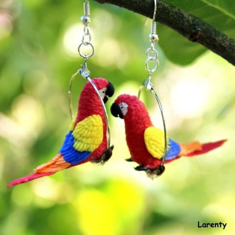 papoušek Ara barevný 2 - naušnice klec pták ptáček papoušek mluvící pěří 