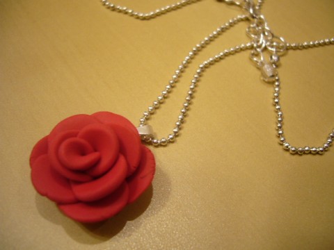 Náhrdelník s červenou růžičkou červená náhrdelník růže fimo rudá růžička 