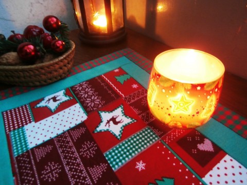 Vánoční s tyrkysovou červená vánoce patchwork prostírání bílá atmosféra vánoční tyrkysová kombinace sváteční 