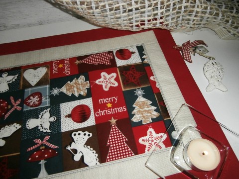 Vánoční patchwork červená vánoce patchwork prostírání atmosféra vánoční hnědá béžová čtverečky stromeček tradiční kombinace hvězdičky sváteční režné stromečky patchworkové 
