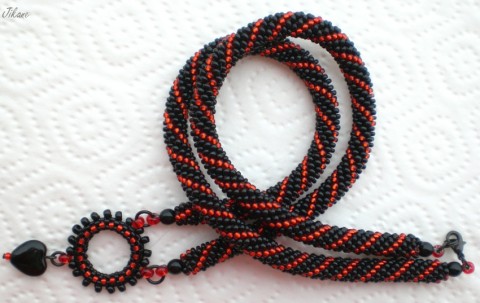 Červenočerný náhrdelník šperk šitý z korálků 