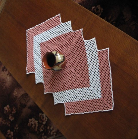 Dečka zajímavého tvaru dekorace dárek háčkovaná dečka na stůl z motivků 