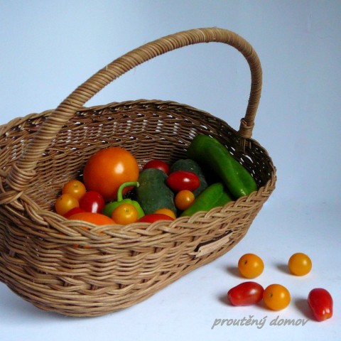 Proutěný oválek červená zelená zelenina přírodní hnědá paprika ovoce žlutá košíček zahrada rajče na chalupu na ovoce příruční sklizeň proutěný koš na bylinky oválný koš okurek 