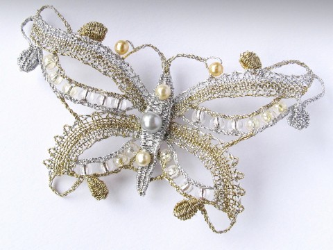Brož Motýl brož šperk doplněk zlatá motýl ozdoba krajka stříbrná paličkovaná špendlík 