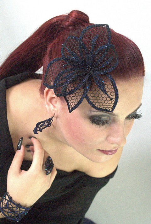 Květ do vlasů šperk modrá černá ozdoba krajka slavnostní efektní účes do vlasů 