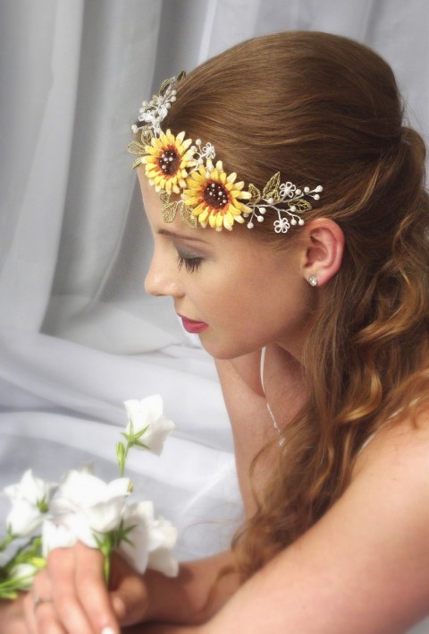 Slunečnice pro nevěstu spona originální zlatá bílá květiny slunečnice žlutá ozdoba krajka paličkovaná svatební účes nevěsta 