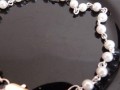 Bílý náramek z voskovaných perliček
