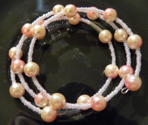 Růžový náramek na pamětovém drátku voskované perle rokaj korálky pamětový drátek 