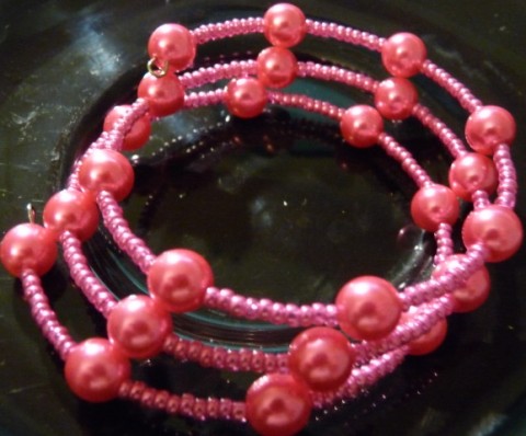 Růžový náramek na pamětovém drátku rokaj korálky pamětový drátek voskované perličky 