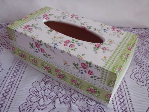 box na kapesníčky dřevěný box krajka růžičky ubrousek boxík na kapesníky s krajkou 