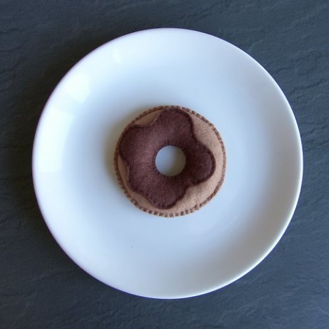 Donut s čokoládovou polevou - brož donut sladké jídlo koláč čokoláda cukrovinky čokoládový koblih coko 