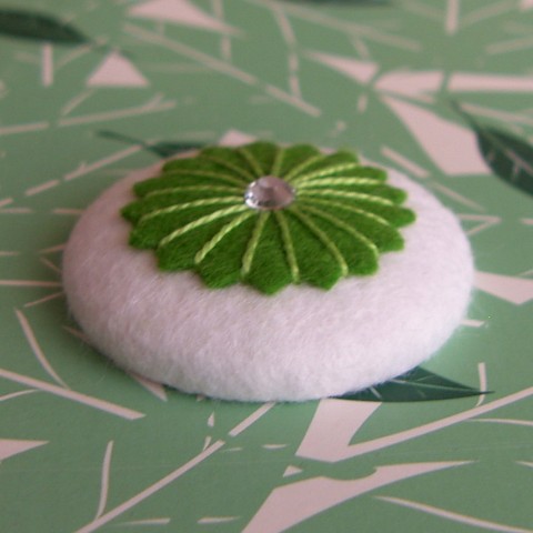 Brožka s květinkou v bílo-zelené zelená bílá kytička swarovski filc button plst 