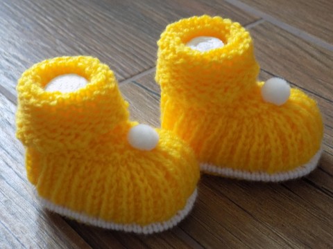 Bačkůrky dárek děti zima podzim bílá žlutá děvčátko miminko akryl ponožky bambulka bačkůrky ponožečky nožka 