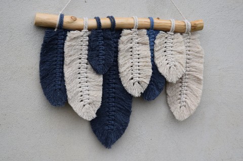 Peříčka v modro béžovém provedení styl dekorace bavlna přírodní peří peříčka macramé větev boho skandinávský 