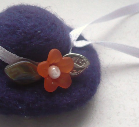Klobouček - fialový brož fialová vlna plstění klobouček stužka plsť mačkané korálky 