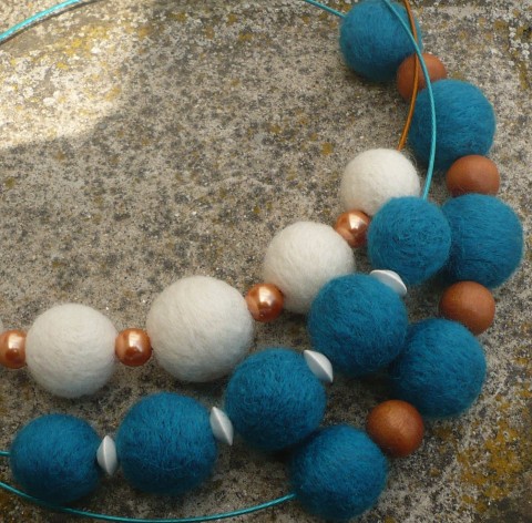 Bílo-oranžové koulování náhrdelník oranžová bílá perličky perly vlna voskované lanko plstěné plsť 