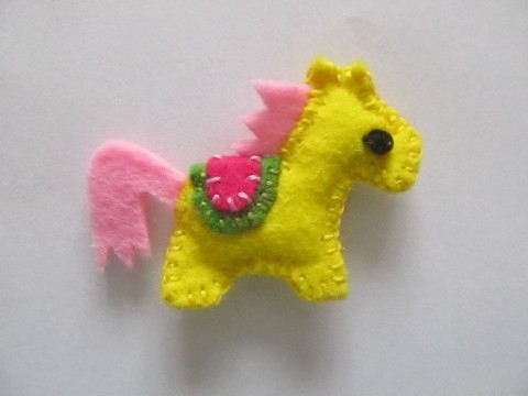 žlutý koník:) kun ponik pony zvíře příroda bro 
