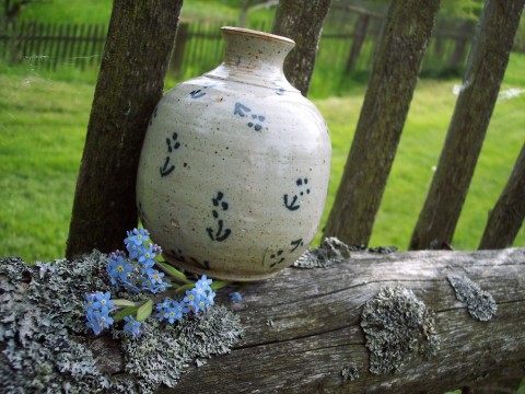 vázička - POMNĚNKA dárek kamenina vůně kytky rostliny zahrada ozdoba stůl patina vázička pomněnka větve hornet sršeň sušiny 