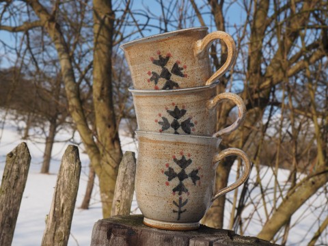hrnek - ZIMNÍ KVĚT dárek zima práce kamenina hrnek káva chalupa mráz tradice vločka pití hornet sršeň zimní květ čaj domov 
