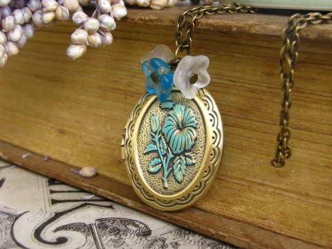 Náhrdelník s oválkovým medailonkem romantika kytička patina medailonek 