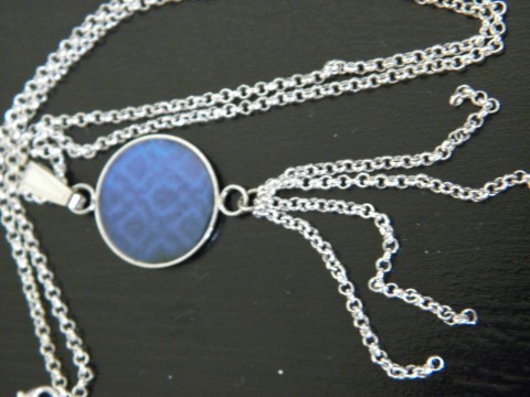 Rapsodie v modrém náhrdelník přívěsek modrá elegantní ornament modré řetízek stříbrná starobylé kulaté kulatý zdobné zdobení kudrlinky orámované 