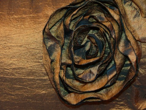 Luxusní sen polštář růže ozdoba luxusní postel bronzový obývák sedačka taft 