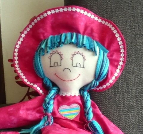 Hadrová panenka Amálka panenka růžová klobouk hračka šaty tyrkysová puntíky šitá veselá holka panna hadrová vycpaná 