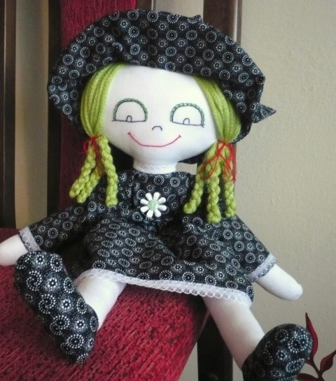 Hadrová panenka Evelína zelená panenka klobouk hračka černá šaty šitá veselá holka panna hadrová vycpaná 