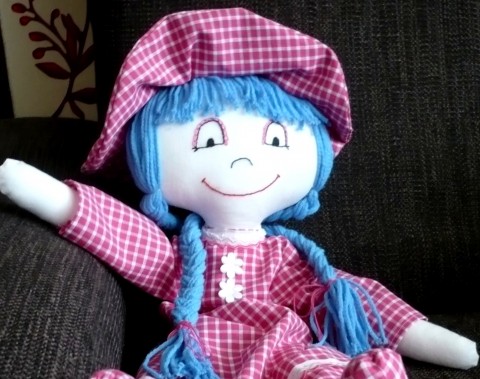Hadrová panenka Růženka panenka modrá růžová klobouk hračka šaty šitá veselá holka panna duté vlákno hadrová vycpaná 