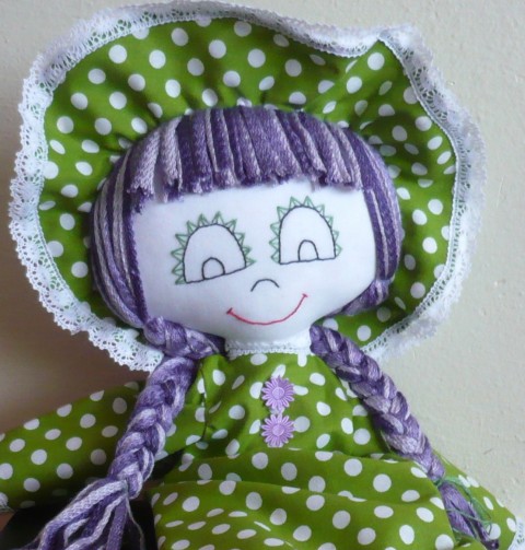 Hadrová panenka Berenika zelená panenka fialová klobouk hračka šaty puntíky šitá veselá holka panna copy hadrová vycpaná 