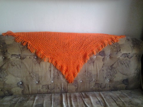 sytě oranžový šátek 