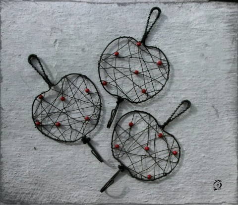 Háček s jablíčkem dřevěné jablko jablíčko dekorace korálky červené drát věšák věšáček drátování háček drátovaný drátky 